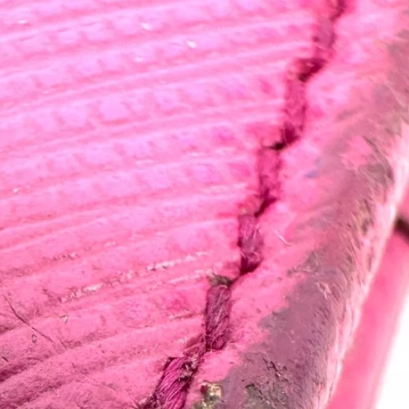 Salvatore Ferragamo Gancini Pink Leather Wallet 🩷🩷Final
Price! - Picture 14 of 15